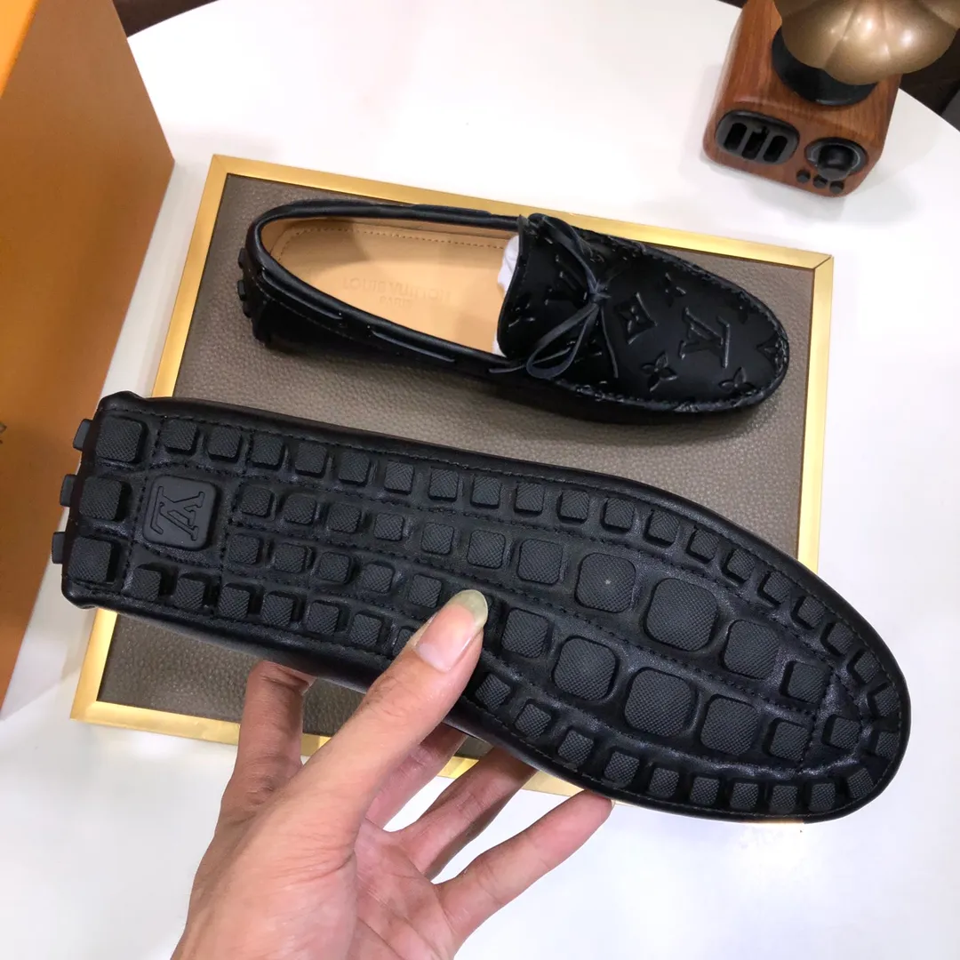 Men's men's shoes 💰420💰 [LV Doudou Shoes] (sheepskin lining) new model is on the market, available on the official website. The new Doudou shoes are processed into single-color materials, and the uppers are made of imported cowhide material. The body of the shoe is fully hemmed with mark thread, and is lined with imported original cowhide leather. The elegant shoe shape is super suitable for all-matching, and the size is 38-44.